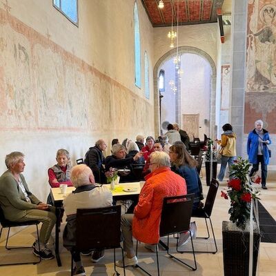 Bild vergr��ern: Zwischendurch durften sich die Besuchenden bei Kaffee und Kuchen st�rken.
