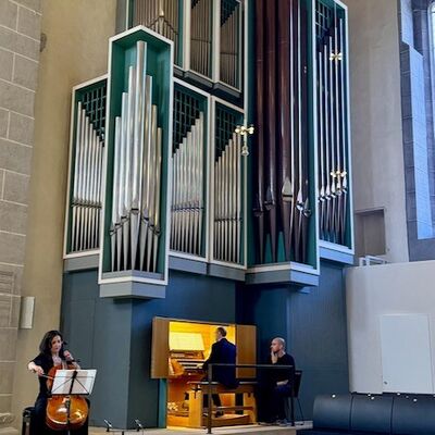 Bild vergr��ern: Einen  besonderen  Kunstgenuss  gab  es  beim  Abendkonzert
�KlangFaszinationRaum� bei ber�hrenden Kl�ngen von Violoncello und den beiden Orgeln.