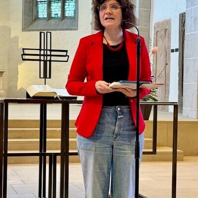 Bild vergr��ern: Pfarrerin Dr. Christina Bickel rundete das Thema �Erinnerungen� mit Lesungen ausgew�hlter Textpassagen des Romans �Anna oder: Was von einem Leben bleibt