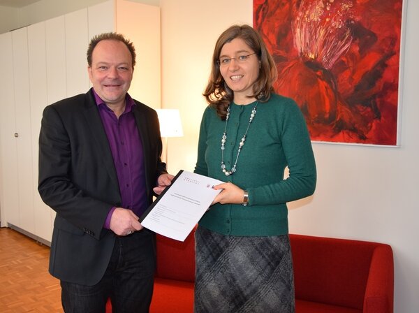 Bild vergr&ouml;&szlig;ern: Dr. Ines Wilkens vom Institut dezentrale Energietechnologien (IdE) der Universität Kassel übergab im Rathaus die Ergebnisse für die Fallstudienkommune Kaufungen des Forschungsprojektes »Energieautarke Siedlung«.