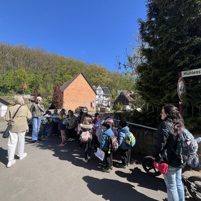 Bild vergr��ern: An der Lossebr�cke tauchten die Kinder erneut in die Geschichte von B�rbel Bunk-Auerswald ein: Hier badete der Esel Jakob im Fluss.