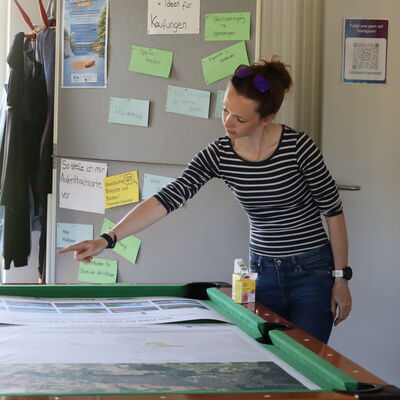 Bild vergr��ern: Janalisa Hahne vom Institut f�r Klima- & Energiekonzepte diskutierte mit den Jugendlichen, wie �ffentliche Orte auch bei extremen Wetterbedingungen attraktiv bleiben k�nnen und wo ihre Lieblingsorte in Kaufungen sind.