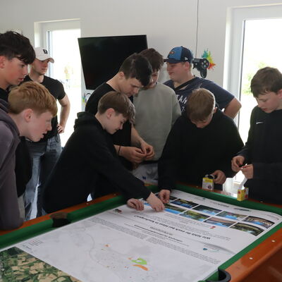 Bild vergr��ern: Anhand einer Karte und Bildern markierten die Jugendlichen sowohl beliebte Aufenthaltsorte als auch Pl�tze, die im Sommer eher gemieden werden.
