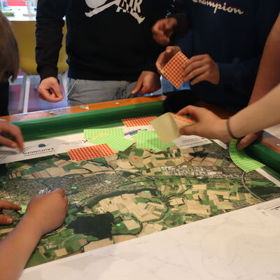 Bild vergr��ern: �Wo f�hle ich mich bei Hitze wohl und welche Orte meide ich� war die zentrale Frage, die die Jugendlichen anhand von Klebepunkten beantworten sollten.