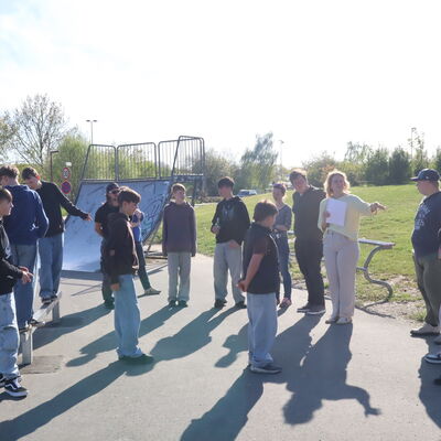 Bild vergr��ern: Im Anschluss besuchte die Gruppe gemeinsam die nahegelegene Skateanlage, um Ideen f�r Ver�nderungen und Erweiterungen zu diskutieren.