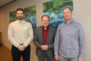 Bild vergr��ern: (v.l.) Dennis M�ller (Leitung Fachbereich 1 Hauptverwaltung / Zentrale Dienste), Arnim Ro� (B�rgermeister), Stefan M�ller (Fachbereichsleiter f�r Tiefbau, Stadt- und Landschaftsplanung sowie Infrastruktur).
