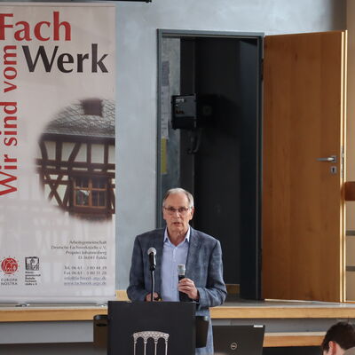 Bild vergr��ern: Der Vorsitzende des Marketingausschusses, Volker Holzberg, er�ffnete die Ausschussversammlung der Deutschen Fachwerkstra�e.