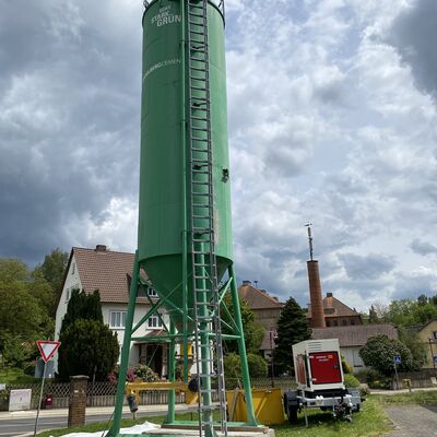Bild vergr��ern: In einem Silo wird der Trockenbaustoff f�r die erh�rtende Suspension aufbewahrt.