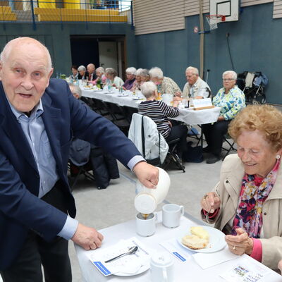Bild vergr��ern: Arndt-Elfried Grodzicki, Beigeordneter des Gemeindevorstands, servierte bei dem diesj�hrigen KreisseniorInnen-Nachmittag den Kaffee.