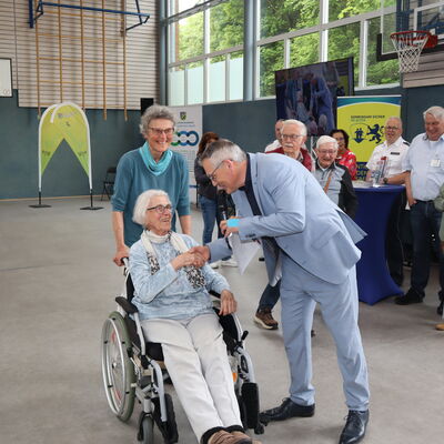 Bild vergr��ern: Ehrung der �ltesten Teilnehmenden: Hier wurde Dorli Schneider (103 Jahre) in Begleitung ihrer Tochter von Landrat Andreas Siebert geehrt.