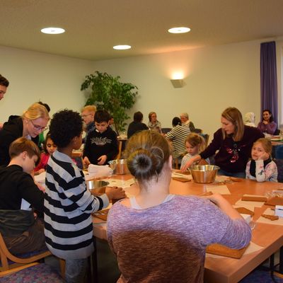 Bei der Weihnachtsfeier des Café International im Dezember bastelten Kinder und Erwachsene mit viel Freude leckere Lebkuchenhäuser.