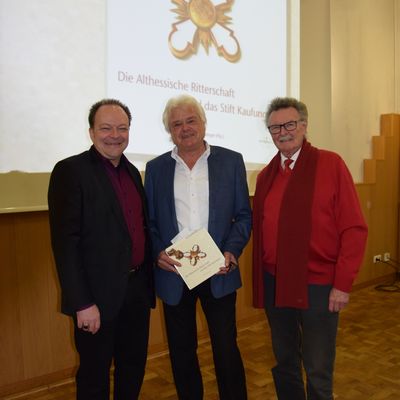Albert Noll, Vorsitzender des Museumsvereins Kaufungen e.V. (rechts) und Bürgermeister Arnim Roß (links) begrüßten den Referent und ehemaligen Landrat Dr. Udo Schlitzberger im Kaufunger Bürgerhaus.