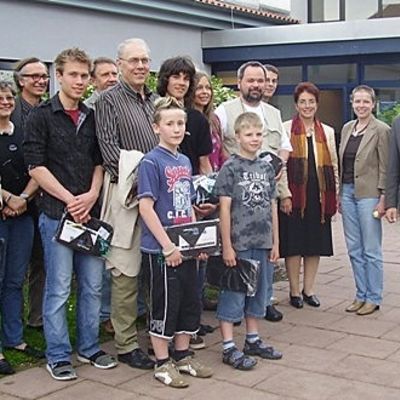 Bild vergrößern: Bild von den Gewinnern des Wettbewerbs mit Bürgermiester Peter Klein, Frau Dr.  Hölscher und Frau Je