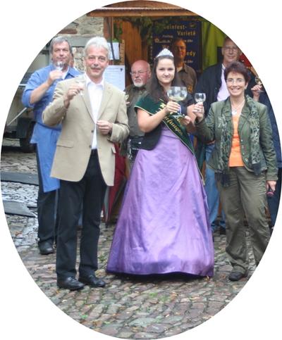 Bild vergrößern: Bild zeigt Herrn Bürgermeister Peter Klein, Kaufunger Weinkönigin Nadja die Erste und Dekanin Carmen Jelinek bei der Begrüßung der Gäste