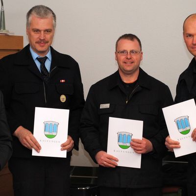 Bild zeigt B&uuml;rgermeister Peter Klein mit den ernannten Gemeindebrandinspektoren