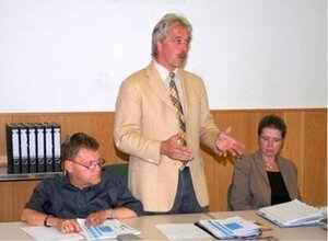 Bild vergr&ouml;&szlig;ern: Foto von Bürgermeister Peter Klein bei der Ansprache an die Arbeitsgemeinschaften beim 1. Treffen