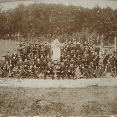 Bild vergrößern:                         Einweihung_des_Denkmals_für_den_Deutsch-französischen_Krieg_1870-71_in_Oberkaufungen,_1874       