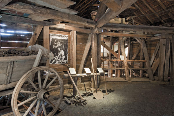 Bild vergr&ouml;&szlig;ern: Bild aus dem Bergwerkmuseum Rossgang, Blick auf die ausgestellten Exponate