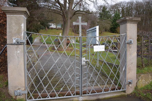 Bild vergr&ouml;&szlig;ern: Tor Friedhof NK