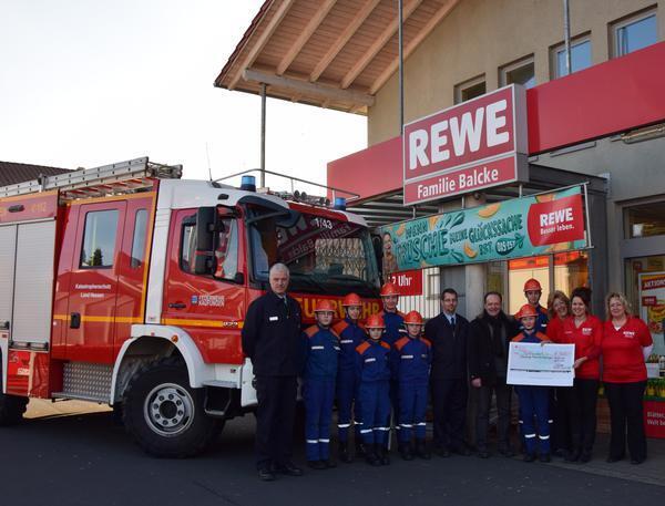 Bild vergr&ouml;&szlig;ern: Spende an Jugendfeuerwehr