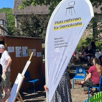 Bild vergr&ouml;&szlig;ern: Platz nehmen für Demokratie Dorftage 2026