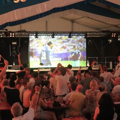 Bild vergr&ouml;&szlig;ern: Public Viewing Festzelt