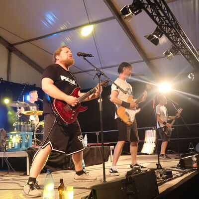 Bild vergr&ouml;&szlig;ern: Die Mitglieder der Band „Alex im Westerland“ haben das Festzelt mit Punkrock aufgemischt.