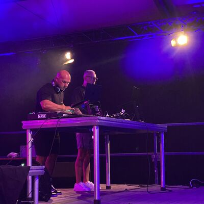 Bild vergr&ouml;&szlig;ern: Die Kaufunger DJs Micomotion und L.V. übernahmen nach Alex im Westerland das Zepter.