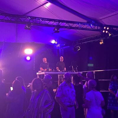 Bild vergr&ouml;&szlig;ern: Wer nach den hohen Temperaturen des Tages noch Energie hatte, tanzte zu Dance-Pop, Partyklassikern und aktuellen Hits.