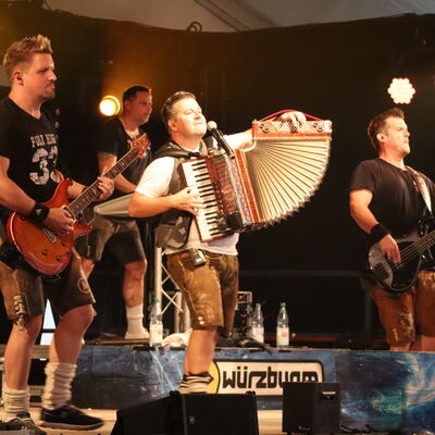 Bild vergr&ouml;&szlig;ern: Das Repertoire der Band reichte von Schlager, über Partyhits, Rockklassiker bis hin zu traditioneller Stimmungsmusik.