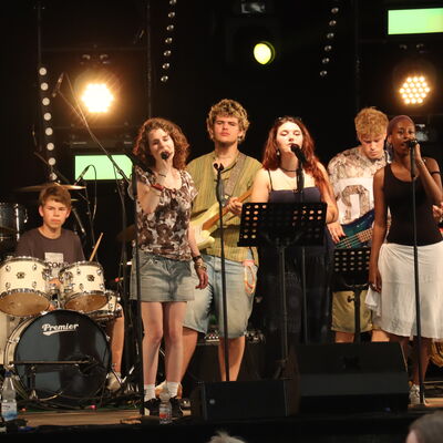 Bild vergr&ouml;&szlig;ern: Die Band RockE45 brachte das Publikum am Heimatfestfreitag ordentlich in Fahrt.