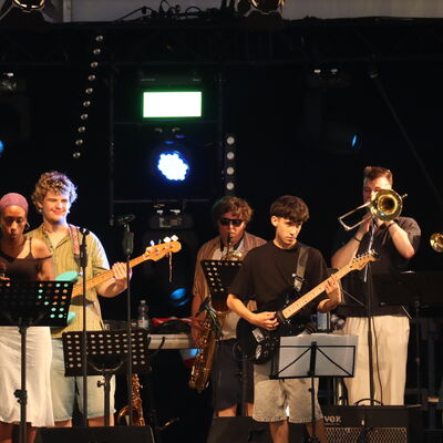 Bild vergr&ouml;&szlig;ern: Nach intensiven gemeinsamen Proben in Bertinoro und Kaufungen stand Rock E45, ein Musikprojekt der Musikschule Grosse (Kaufungen) und der Scuola Musicale „Dante Alighieri“ (Bertinoro), als eingespieltes Team auf der Bühne.