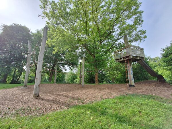 Bild vergr&ouml;&szlig;ern: Kletterturm Spieplatz Steinertsee