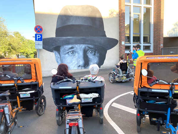 Beuys auf Augenhöhe: Der Berliner Künstler Yongtak Choi (Studium in Seoul und Kassel) realisierte anlässlich des 100-jährigen Geburtstags von Joseph Beuys im Jahr 2021 an der Arnold‐Bode‐Schule ein fotorealistisches Kunstwerk des Aktionskünstlers. Es wurde zum Symbol für das Jubiläum während des Lockdowns, da nur Veranstaltungen im Freiem mit genügend Abstand möglich waren.