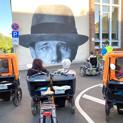 Bild vergr&ouml;&szlig;ern: Beuys auf Augenhöhe: Der Berliner Künstler Yongtak Choi (Studium in Seoul und Kassel) realisierte anlässlich des 100-jährigen Geburtstags von Joseph Beuys im Jahr 2021 an der Arnold‐Bode‐Schule ein fotorealistisches Kunstwerk des Aktionskünstlers. Es wurde zum Symbol für das Jubiläum während des Lockdowns, da nur Veranstaltungen im Freiem mit genügend Abstand möglich waren.
