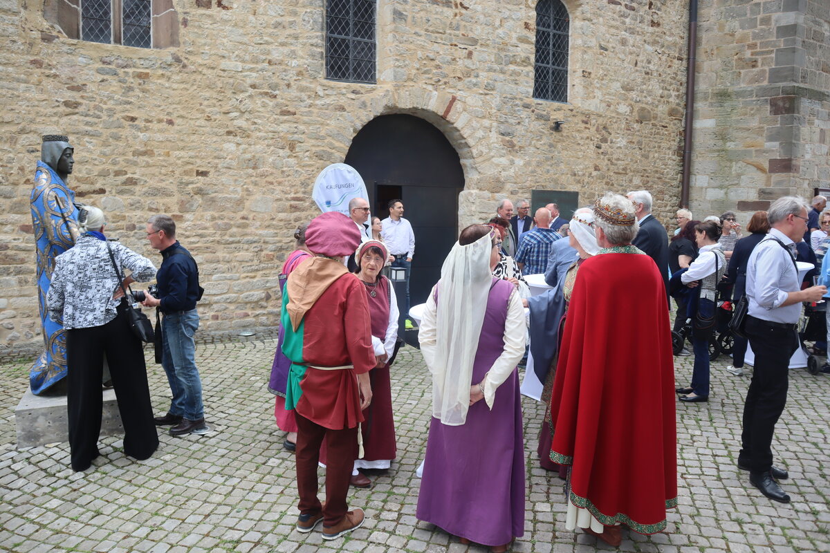 Menschen stehen vor der Stiftskirche.