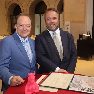 Bild vergr&ouml;&szlig;ern: Arnim Roß und Timon Gremmels stehen zusammen in der Stiftskirche an einem Tisch.