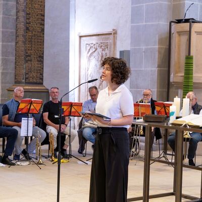 Bild vergr&ouml;&szlig;ern: Pfarrerin Christina Bickel steht am Rednerpult.
