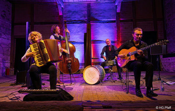 Musikerinnen und Musiker auf der Bühne der Zehntscheune.