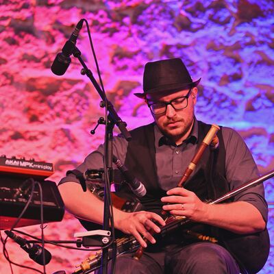 Bild vergr&ouml;&szlig;ern: Musiker Simon Pfisterer am irischen Dudelsack.