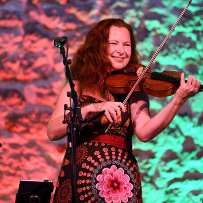 Bild vergr&ouml;&szlig;ern: Musikerin Gudrun Walther an der Geige.