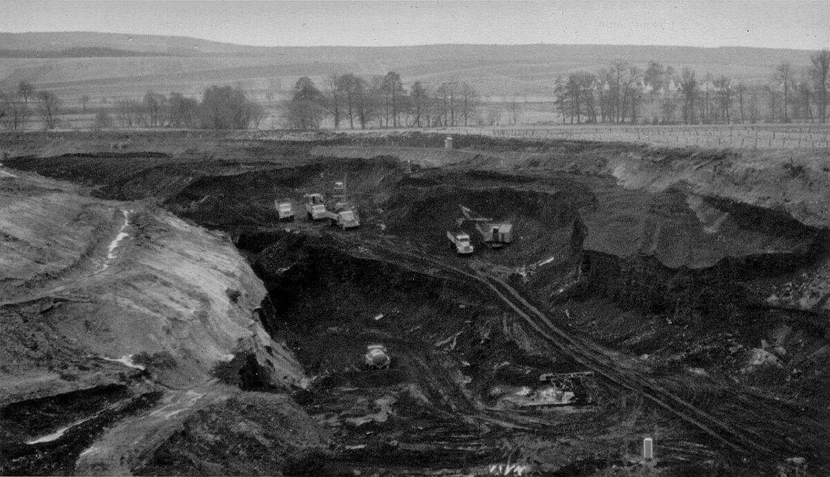 Der Braunkohleabbau prägte viele Jahrzehnte das Ortsbild in Kaufungen. Im Bereich des Steinertfeldes - dem heutigen Steinertseepark – wurde in den 1950er Jahren Braunkohle im Tief- und Tagebau abgebaut (Bildquelle: Willy Röhler, Beitrag zur Geschichte über die Entwicklung des Braunkohlenbergbaues um Oberkaufungen,1979).
