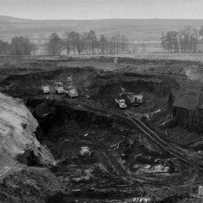 Bild vergr&ouml;&szlig;ern: Der Braunkohleabbau prägte viele Jahrzehnte das Ortsbild in Kaufungen. Im Bereich des Steinertfeldes - dem heutigen Steinertseepark – wurde in den 1950er Jahren Braunkohle im Tief- und Tagebau abgebaut (Bildquelle: Willy Röhler, Beitrag zur Geschichte über die Entwicklung des Braunkohlenbergbaues um Oberkaufungen,1979).