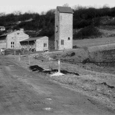 Bild vergr&ouml;&szlig;ern: 1952 wurde die „Waschkaue“ von der Zeche Freudental am nördlichen Rand des Abbaugebietes errichtet. Sie diente den Bergleuten als Aufenthalts- und Umkleideort (Bildquelle: Willy Röhler, Beitrag zur Geschichte über die Entwicklung des Braunkohlenbergbaues um Oberkaufungen,1979).