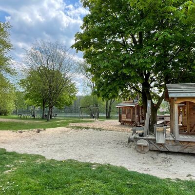 Bild vergr&ouml;&szlig;ern: Ein besonderes Highlight ist der Themenspielplatz, der nach Ideen einer örtlichen Grundschulklasse entstand. Auf 300 m² wurde hier eine fantasievolle Eisenbahnlandschaft mit Lokomotive, Waggons, Bahnhof und Kran geschaffen – zeitnah soll der Spielplatz weiterentwickelt und modernisiert werden.