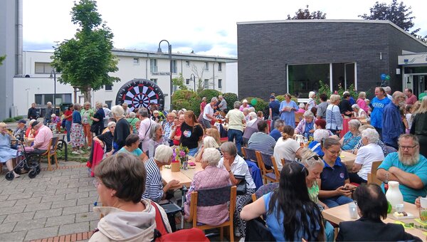 So belebt wie beim Sommerfest der Begegnungsstätte ist der Theodor-Heuss-Platz selten.