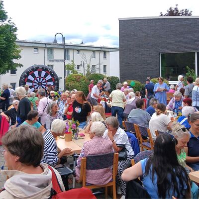 Bild vergr&ouml;&szlig;ern: So belebt wie beim Sommerfest der Begegnungsstätte ist der Theodor-Heuss-Platz selten.