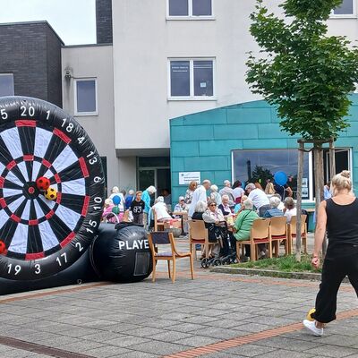 Bild vergr&ouml;&szlig;ern: Keine Angst vor spitzen Pfeilen mussten die Gäste beim Fußball-Darts haben.