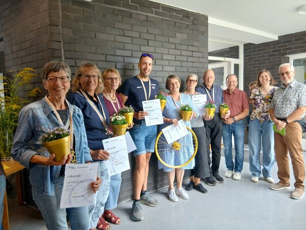 Die am weitesten geradelten Teilnehmer und Teams des diesjährigen Stadtradelns wurden von Bürgermeister Arnim Roß (Dritter von rechts) und dem Orga-Team Stadtradeln ausgezeichnet: (v.l.) Maria Lippold (1. Platz Frauen), Sabine Scholz (3. Platz Frauen), Dietlind Meyer (Team Spurwechsel e.V.), Christian Rudatzki (1. Platz Männer), Stefanie Kühn (Kaufunger Kirchenteam), Dagmar Damm (2. Platz Frauen/ Team Kunterbunt), Detlef Tillack (2. Platz Männer), Bürgermeister Arnim Roß sowie Lisa Haubner und Burkhard Wassel vom Orgateam Stadtradeln.