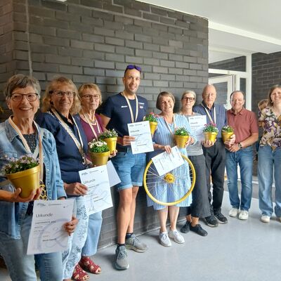 Bild vergr&ouml;&szlig;ern: Die am weitesten geradelten Teilnehmer und Teams des diesjährigen Stadtradelns wurden von Bürgermeister Arnim Roß (Dritter von rechts) und dem Orga-Team Stadtradeln ausgezeichnet: (v.l.) Maria Lippold (1. Platz Frauen), Sabine Scholz (3. Platz Frauen), Dietlind Meyer (Team Spurwechsel e.V.), Christian Rudatzki (1. Platz Männer), Stefanie Kühn (Kaufunger Kirchenteam), Dagmar Damm (2. Platz Frauen/ Team Kunterbunt), Detlef Tillack (2. Platz Männer), Bürgermeister Arnim Roß sowie Lisa Haubner und Burkhard Wassel vom Orgateam Stadtradeln.